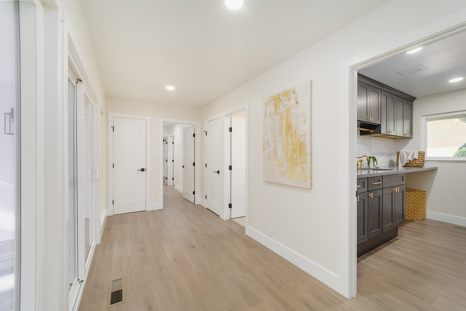 3958 Los Arabis Dr — Hallway