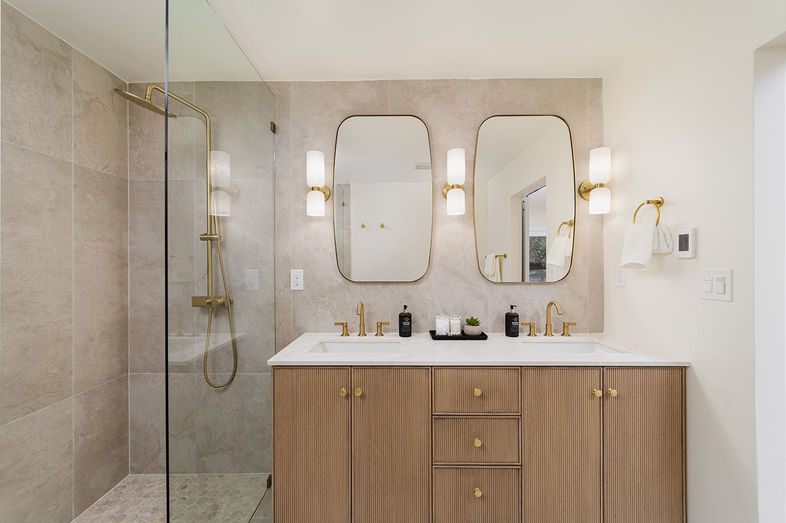 3958 Los Arabis Dr — Primary Bath