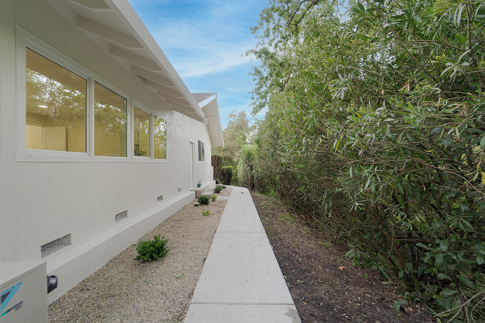 3958 Los Arabis Dr — Side Yard